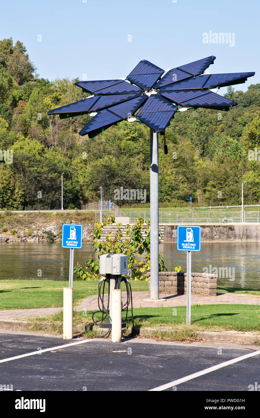 Station de recharge de véhicules électriques, batterie solaire photovoltaïque 'Solar Flair', Melton Hill barrage hydroélectrique, projet de démonstration, Melton Hill. Banque D'Images