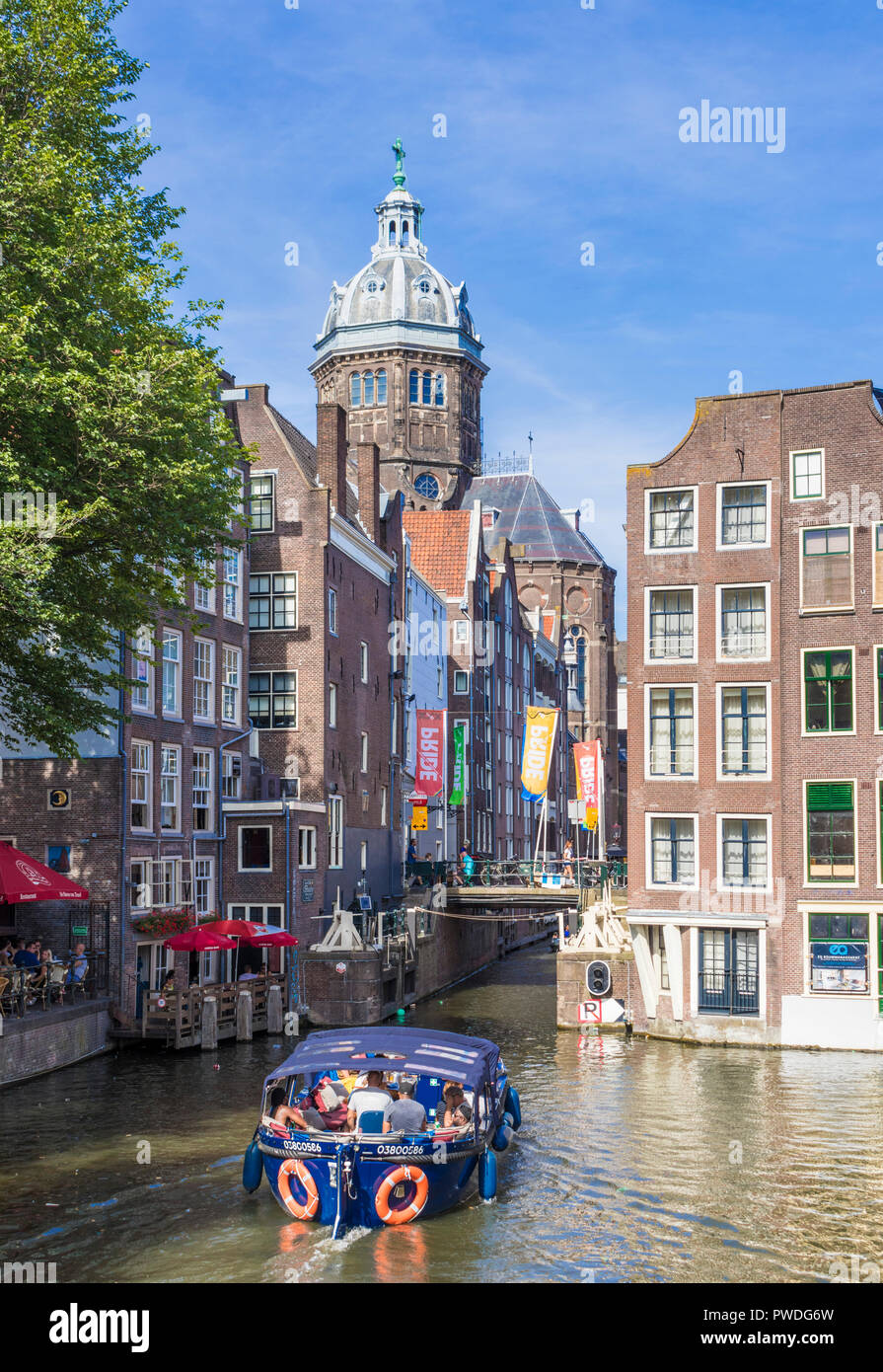 Amsterdam le dôme de l'église de Saint Nicolas du Armbrug pont sur le canal avec bateau d'Oudezijds Voorburgwal Amsterdam Pays-Bas UE Banque D'Images