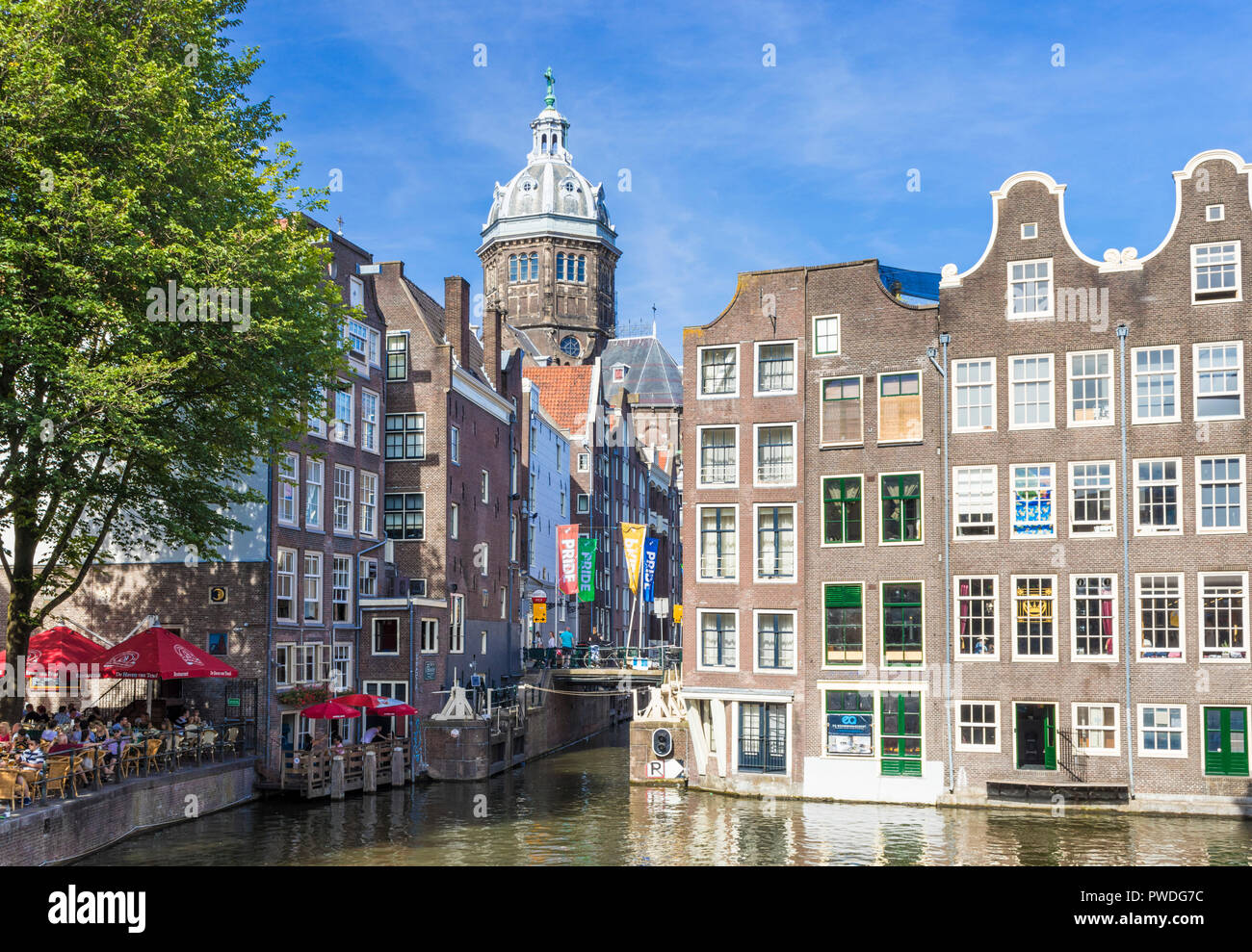 Amsterdam dôme de l'église de Saint Nicolas du pont sur le canal Armbrug Oudezijds Voorburgwal Amsterdam Pays-Bas EU Europe Banque D'Images