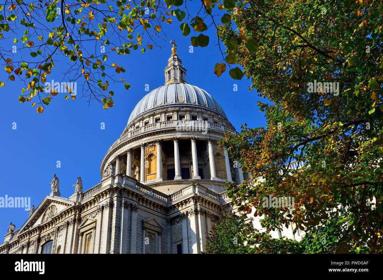 La Cathédrale St Paul (1697 : Sir Christopher Wren) dome, Londres, Angleterre, Royaume-Uni. Banque D'Images