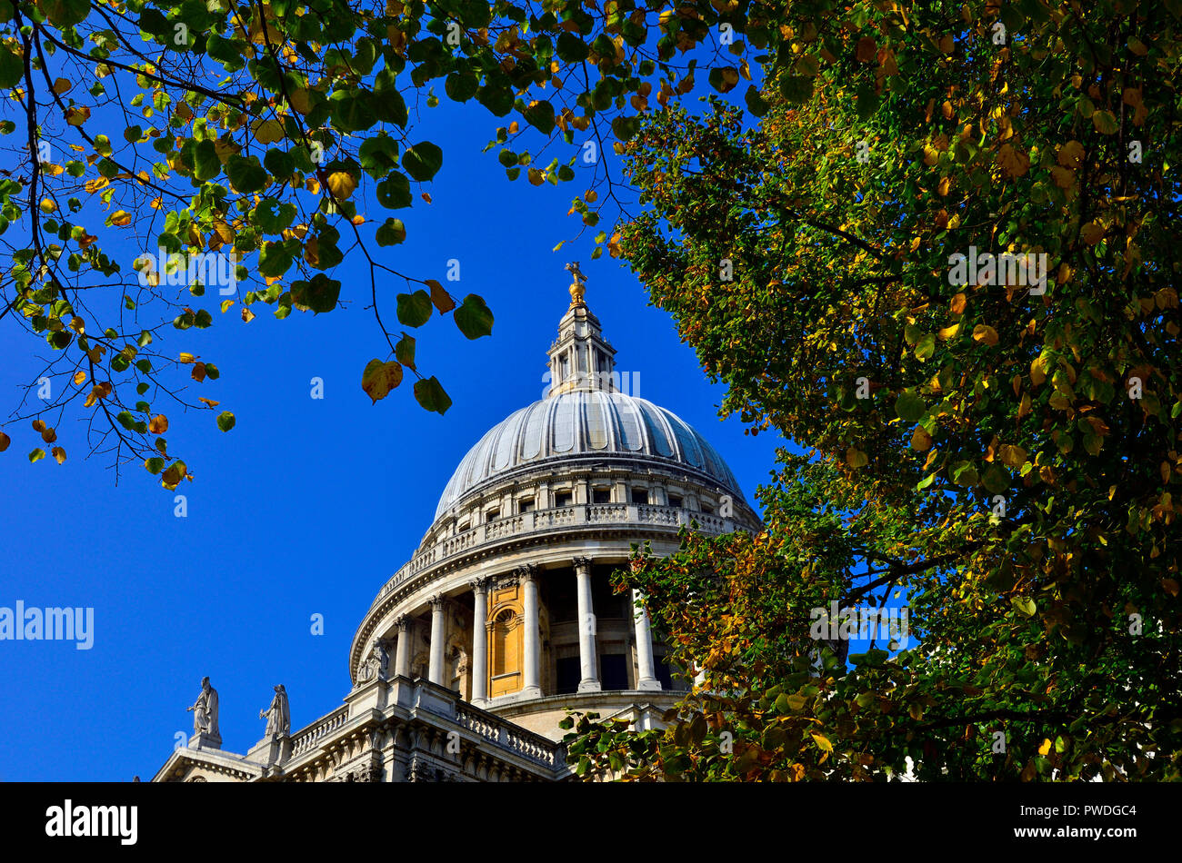 La Cathédrale St Paul (1697 : Sir Christopher Wren) dome, Londres, Angleterre, Royaume-Uni. Banque D'Images