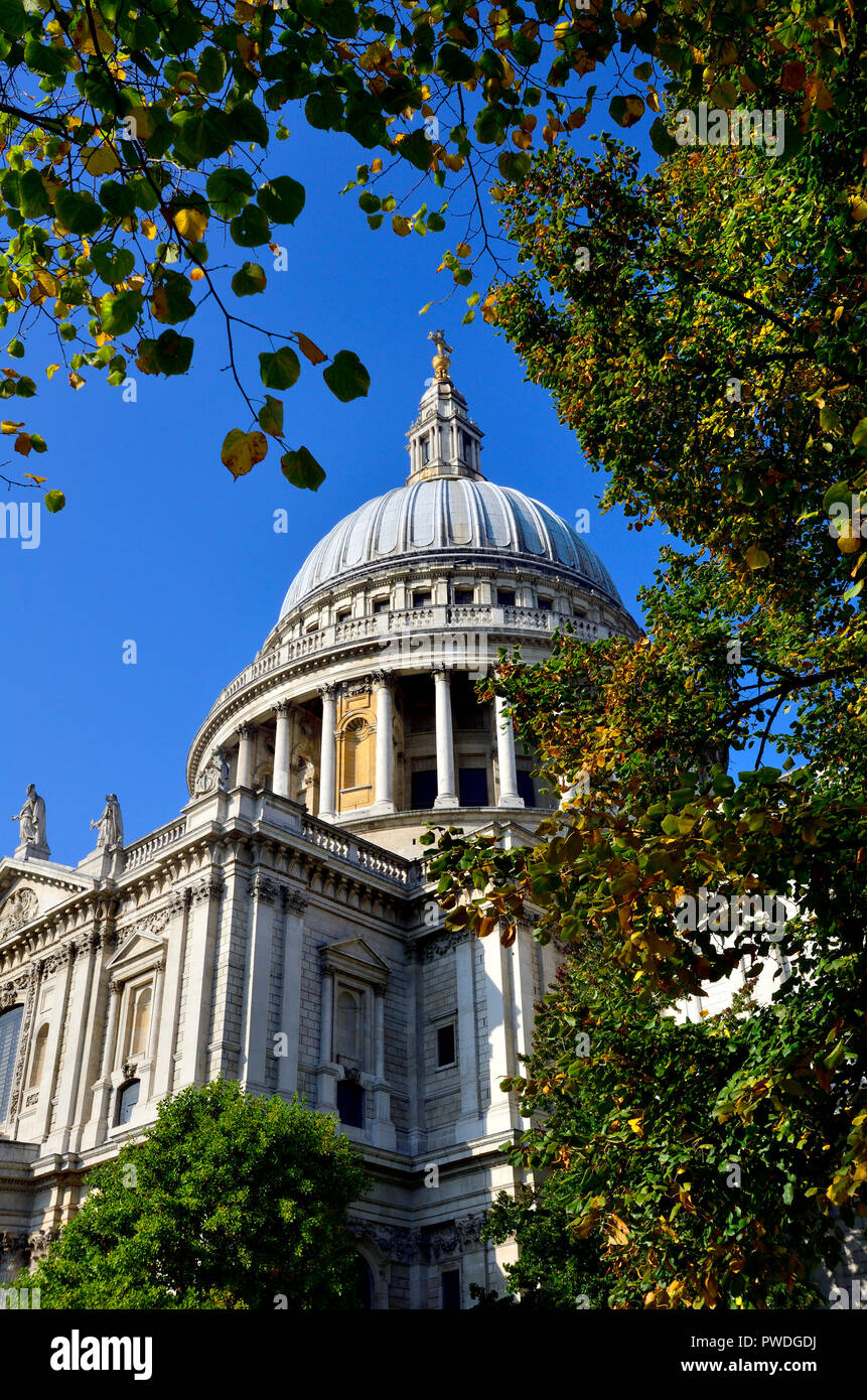 La Cathédrale St Paul (1697 : Sir Christopher Wren) dome, Londres, Angleterre, Royaume-Uni. Banque D'Images