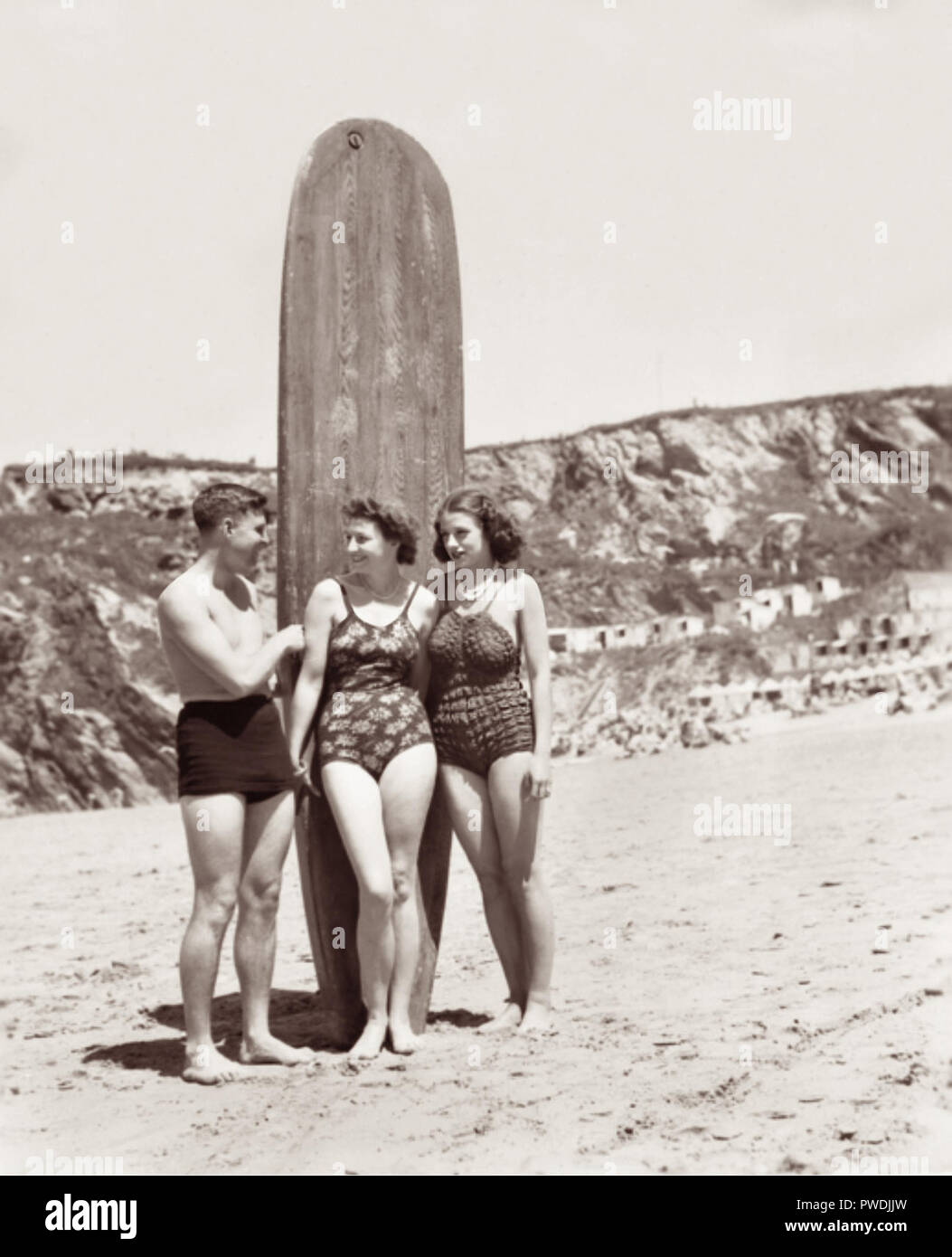 Le capitaine d'H.G. Enrouleurs de Coolangatta, Queensland (à gauche), qui a donné de surf équitation expositions à Newquay, Cornwall, avec Mlle joie Nichols de Londres (centre) et Mme Esmé Sanderson, de Londres pendant deux jours de carnaval aquatique par le personnel de la Royal Australian Air Force en congé à un congé ACF hostel à Newquay en juillet 1945. Banque D'Images