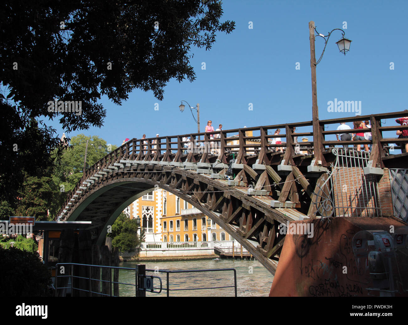 Le Ponte dell'Accademia, est l'un des 4 ponts qui traversent l'artère principale de Venise ; le grand canal. Il est nommé d'après le musée et galeries qui sont à proximité connu sous le nom de dell'Accademia et est une grande attraction touristique de Venise. Banque D'Images