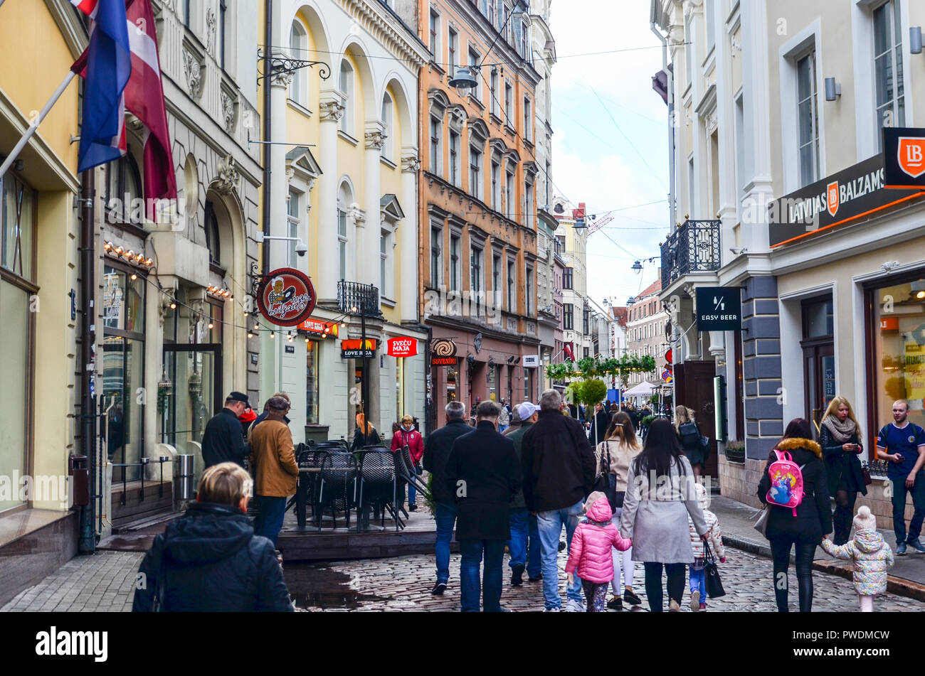 Les gens qui marchent dans les rues piétonnes de la vieille ville de Riga, Lettonie Banque D'Images