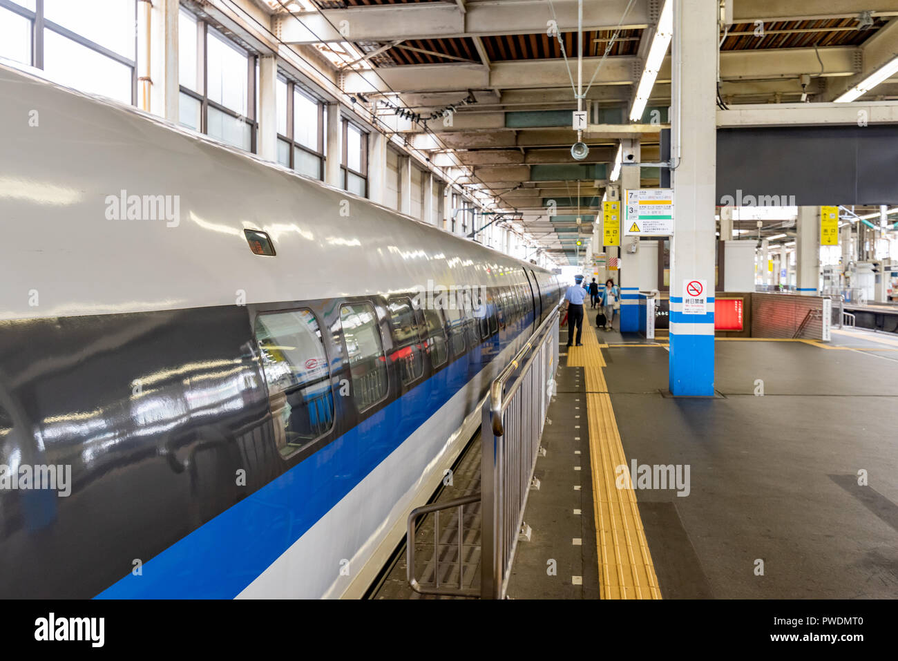 Osaka, JP - le 28 juin 2017 : Portes de Shinkansen bullet train à grande vitesse à la station d'ouverture pour les passagers, l'affichage de la forme, du côté indiqué comme abstraite Banque D'Images