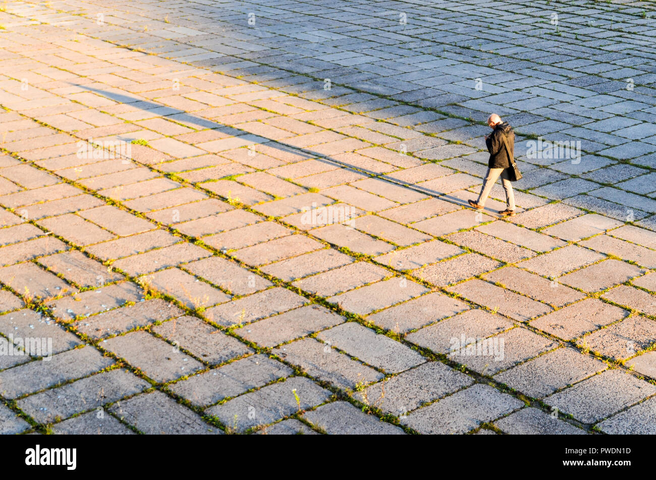 Homme marchant au coucher du soleil à Vilnius, Lituanie Banque D'Images