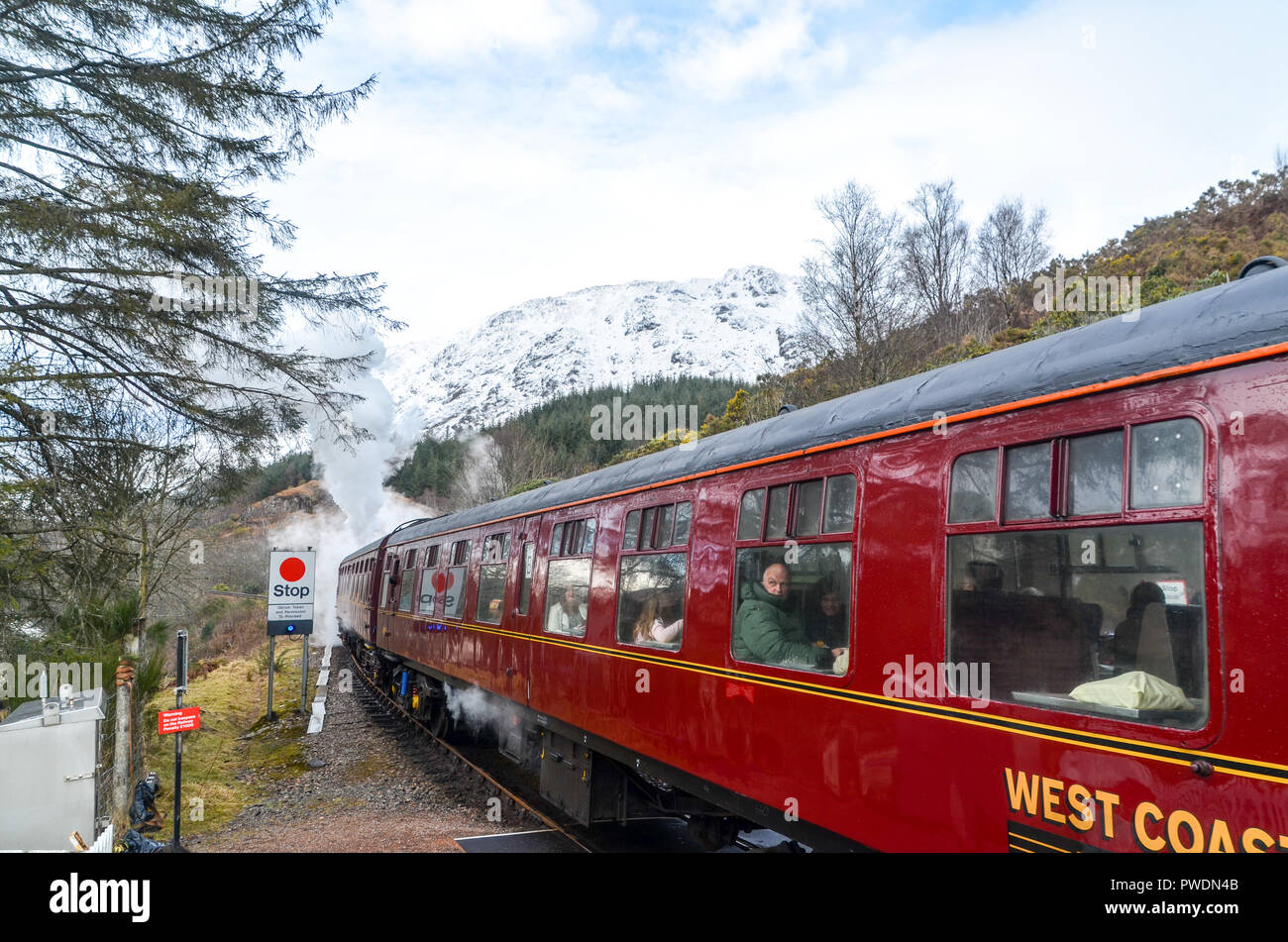 'Harry Potter' train quittant la gare de Glenfinnan, Ecosse Banque D'Images