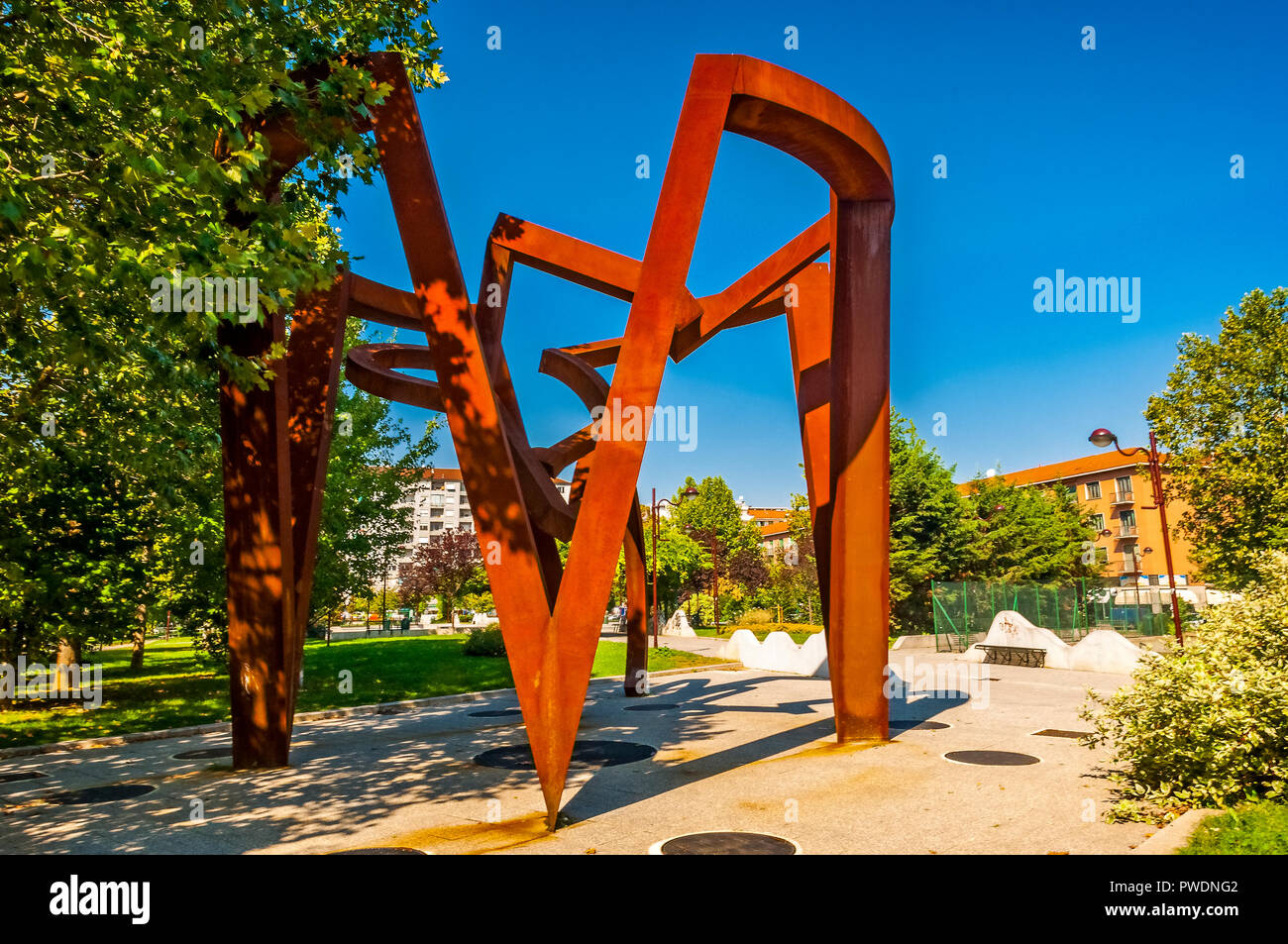 Italie Piémont Turin Piazza Galimberti d'Œuvres d'Art Moderne à l'extérieur Artiste Riccardi Cordero'Chakra'2005 Banque D'Images