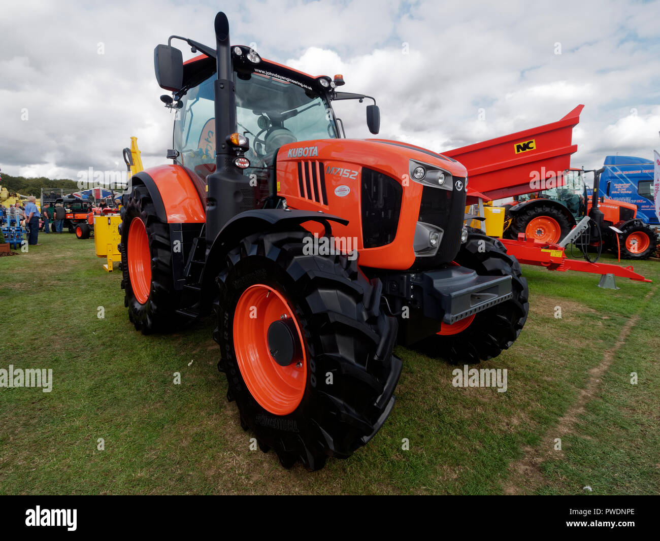 Kubota M7152 orange vif tracteur sur l'affichage à la comté de show qui a eu lieu à Chieveley showground près de Newbury dans le sud de l'Angleterre Banque D'Images
