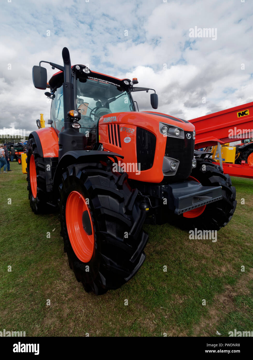 Kubota M7152 orange vif tracteur sur l'affichage à la comté de show qui a eu lieu à Chieveley showground près de Newbury dans le sud de l'Angleterre Banque D'Images