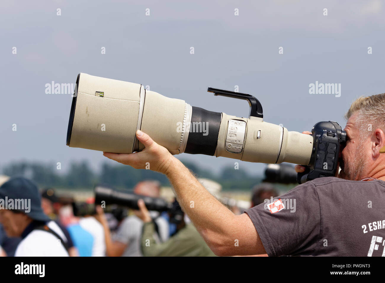 Photographe avec extrêmement longue focale au Royal International Air Tattoo un spectacle aérien militaire célébrée chaque année à RAF Fairford dans l'anglais Cotswol Banque D'Images