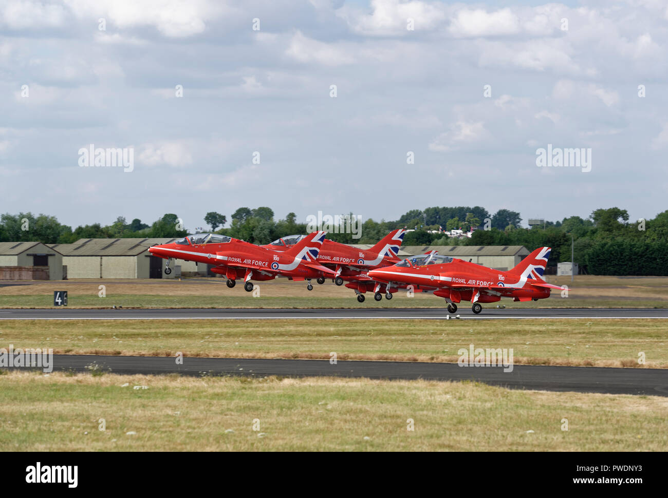 La Royal Air Force britannique des flèches rouges Aerobatic Display Team dans leur école à réaction Hawk prendre off pour afficher à l'RIAT Banque D'Images
