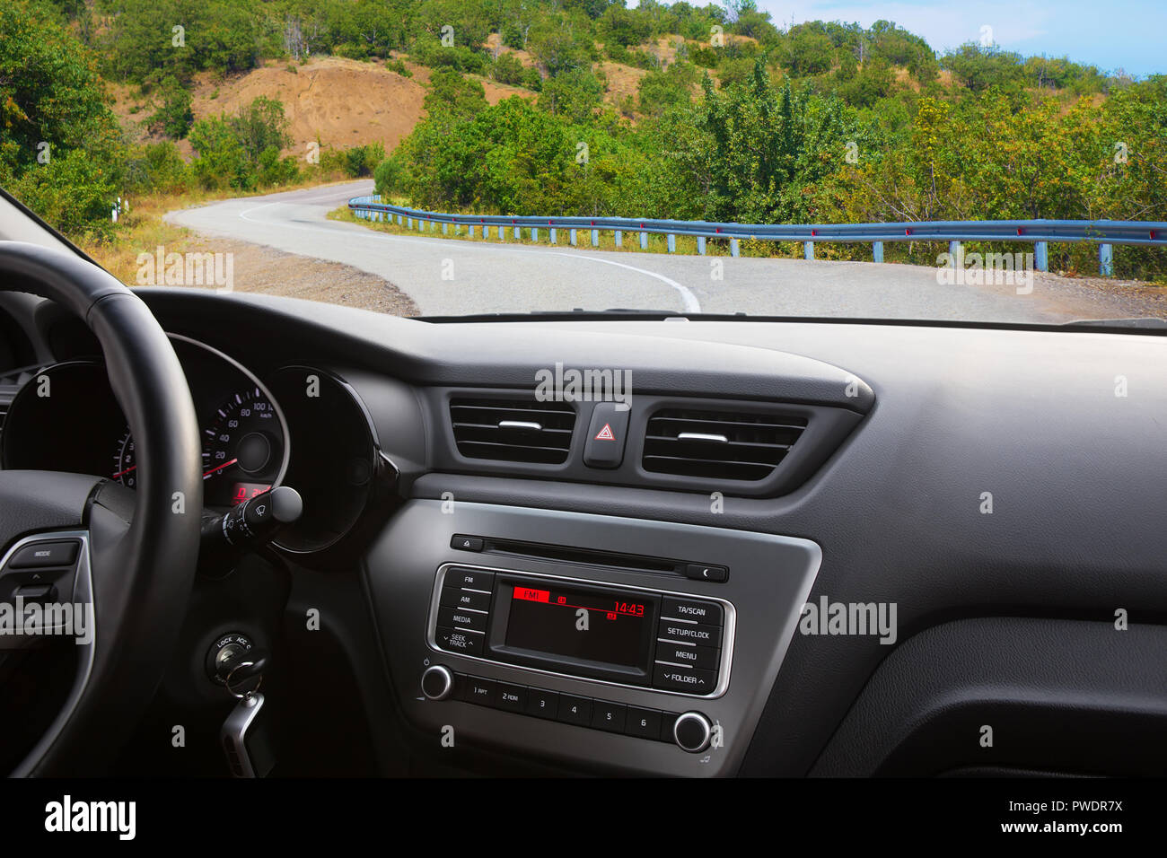 Avis de : salon de l'automobile roulant sur la route de montagne Banque D'Images
