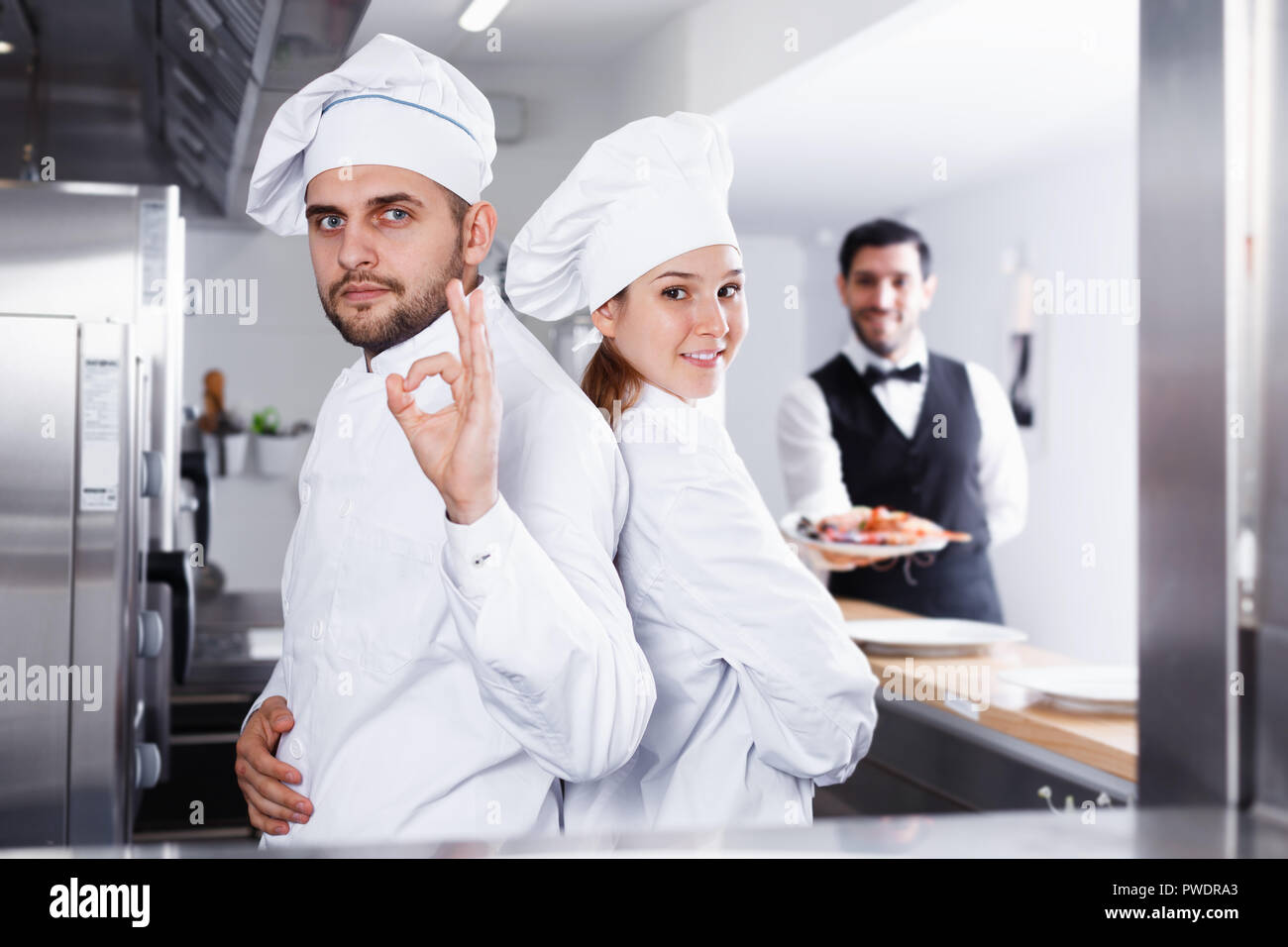 Portrait de l'équipe de cuisiniers de restaurant cuisine sur serveur  d'arrière-plan Photo Stock - Alamy