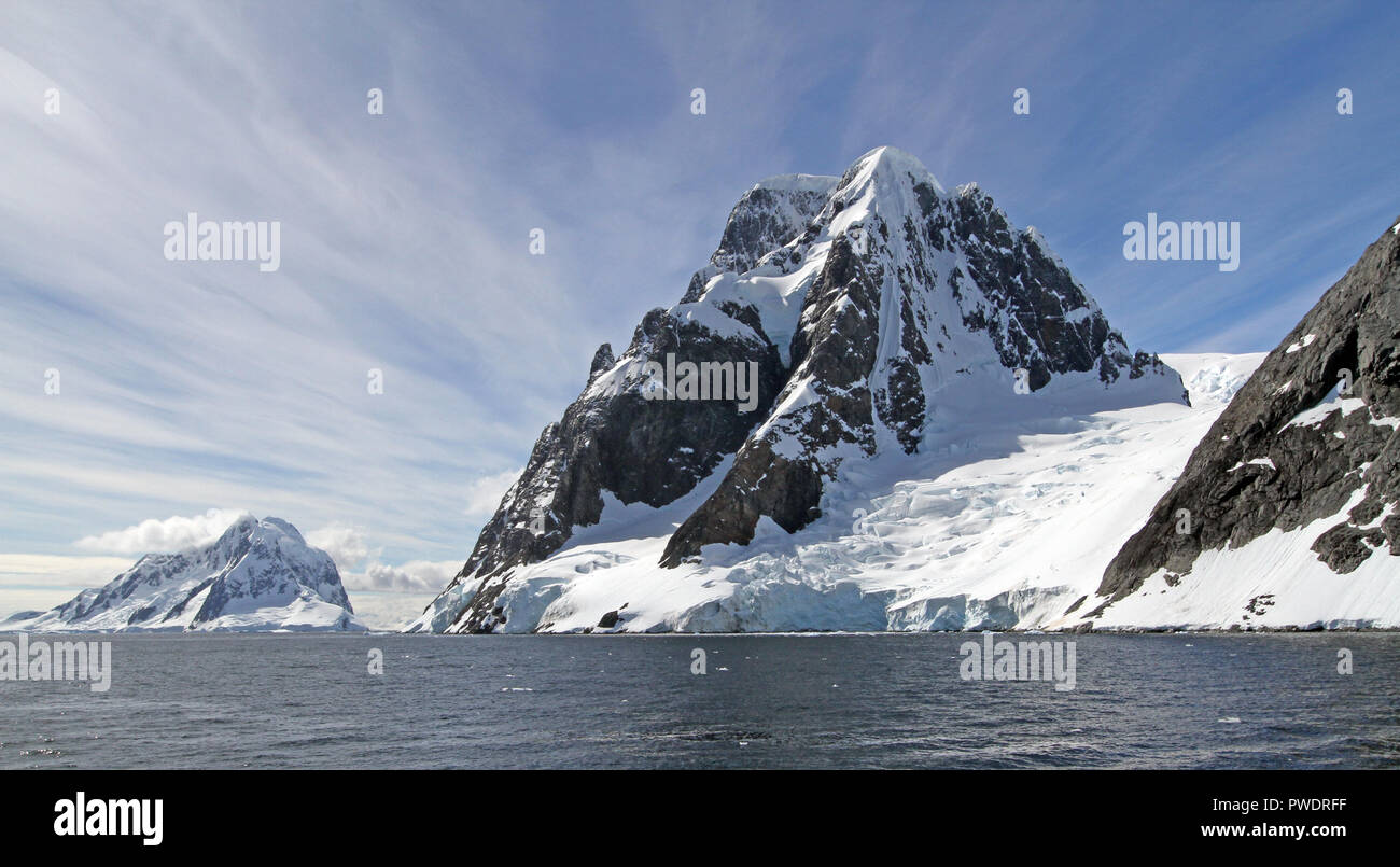 Voir de beaux sommets de montagnes couvertes de neige de Peterman Island Banque D'Images