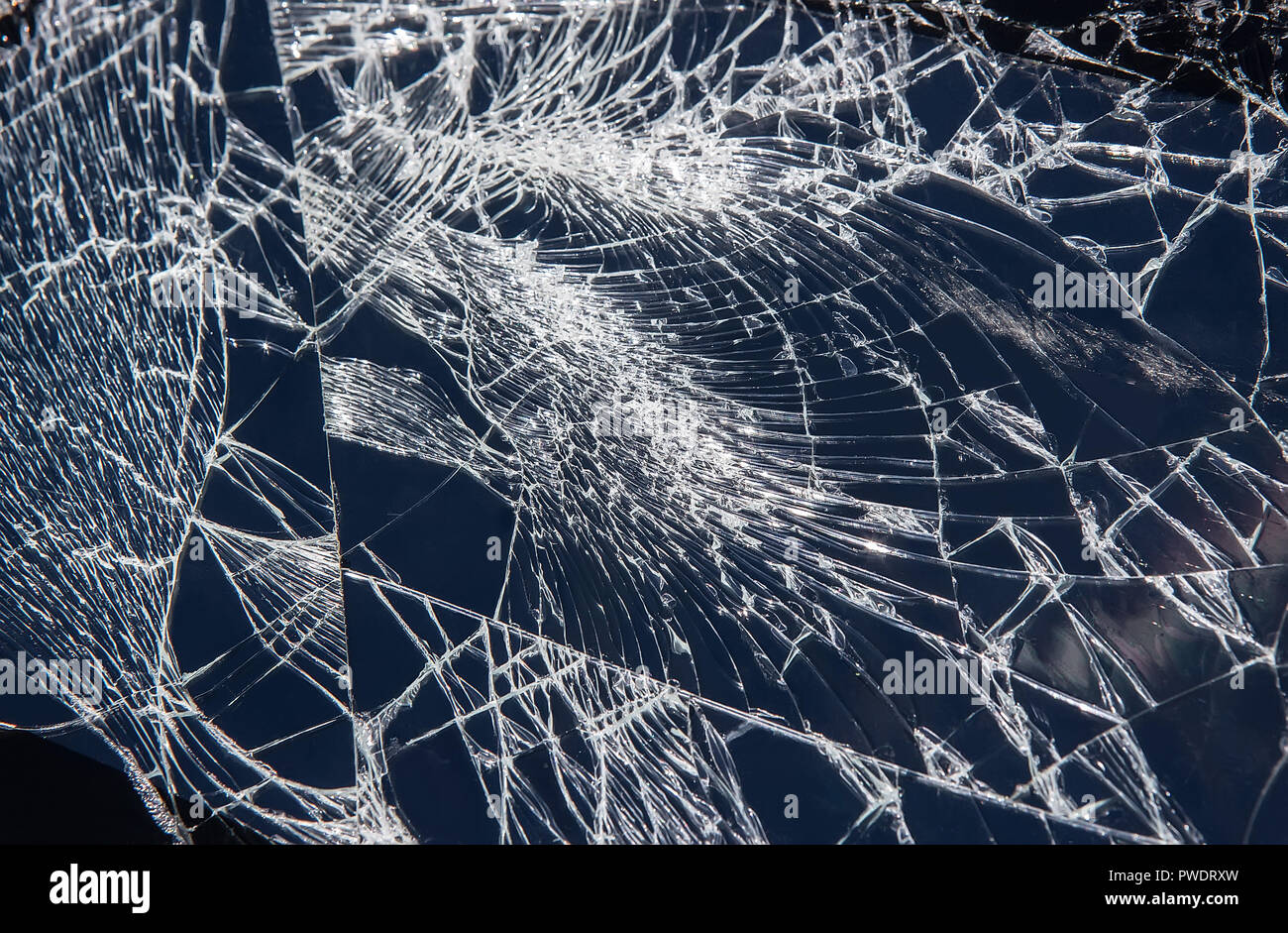 Écran cassé en comprimés fissures close up Banque D'Images