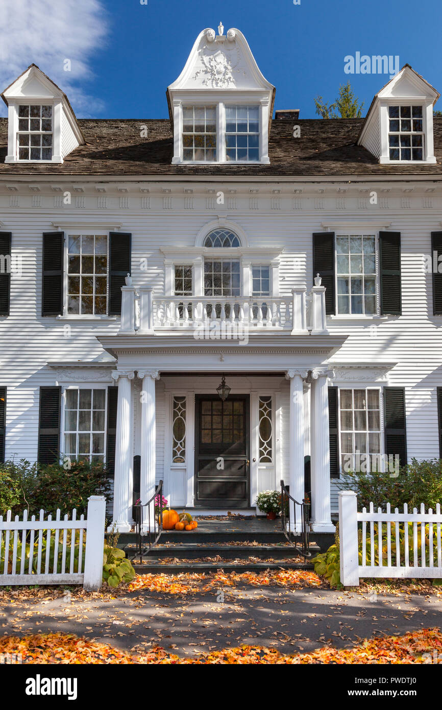 Avant de style colonial maison décorée pour l'automne, Woodstock, Vermont, Etats-Unis Banque D'Images