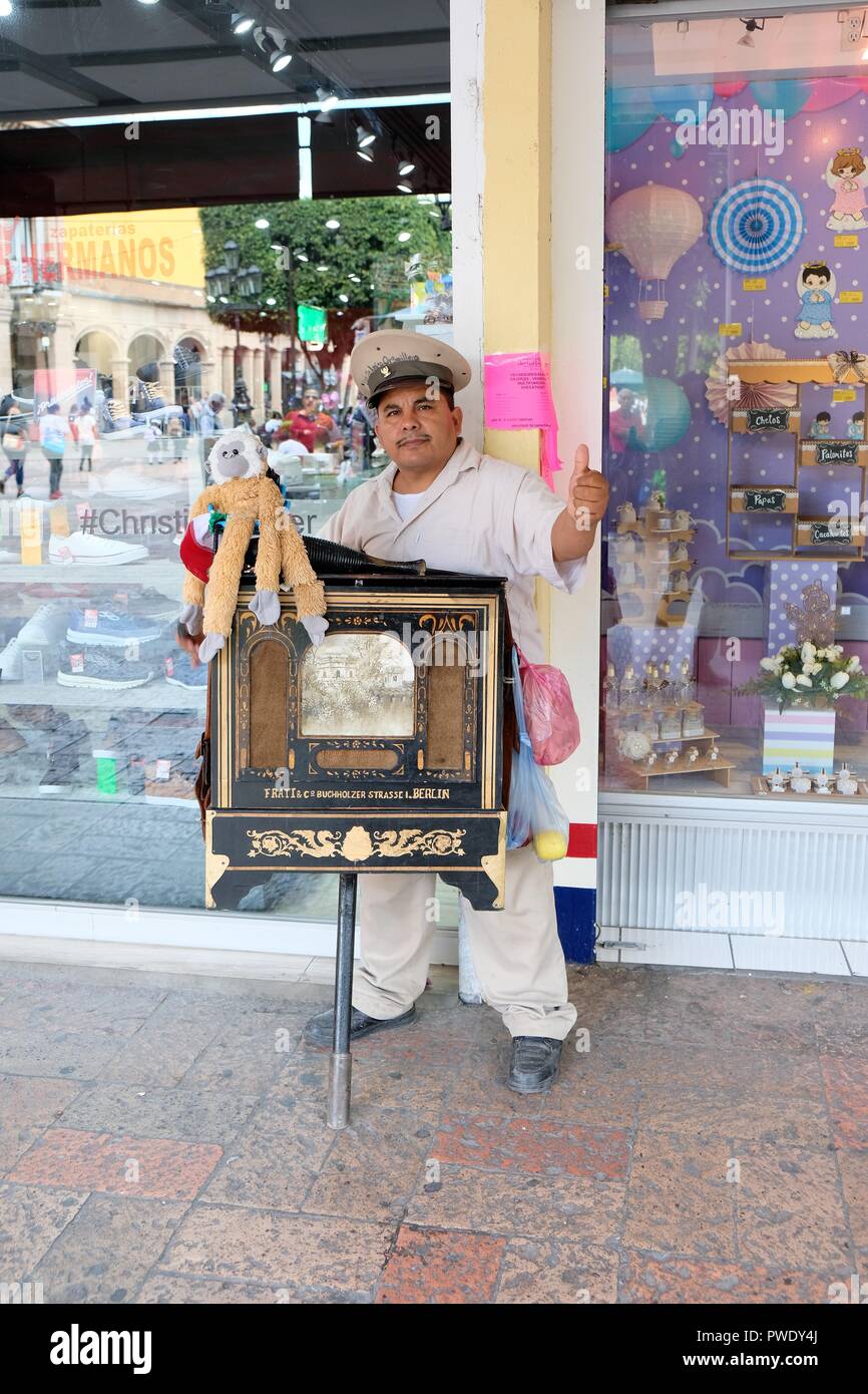 Orgue de Barbarie à manivelle à Leon, Guanajuato, Mexique. Banque D'Images