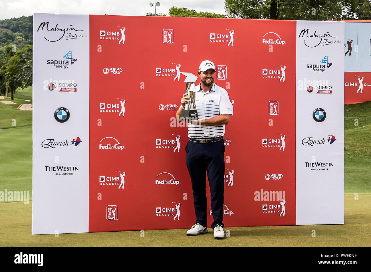 Kuala Lumpur, Malaisie. 14 octobre, 2018. Australian Marc Leishman remporte le tournoi de golf PGA CIMB Classic à Kuala Lumpur, Malaisie. Leishman posent pour la photo avec son trophée de vainqueur. © Danny Chan/Alamy Live News. Banque D'Images