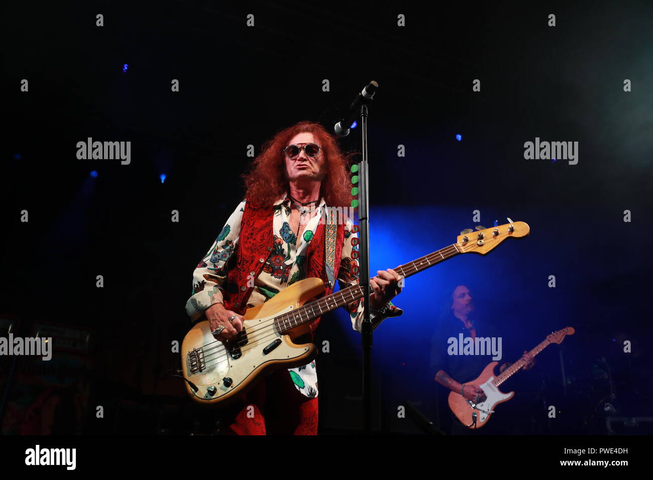 Londres, Royaume-Uni. 15 octobre 2018. Bassiste et chanteur anglais Glenn Hughes, ancien membre de Deep Purple Deep Purple classique, chansons à un public enthousiaste ! L'invité spécial lors de cet événement a été musicien de rock blues Laurence Jones. Credit : Uwe Deffner/Alamy Live News Banque D'Images