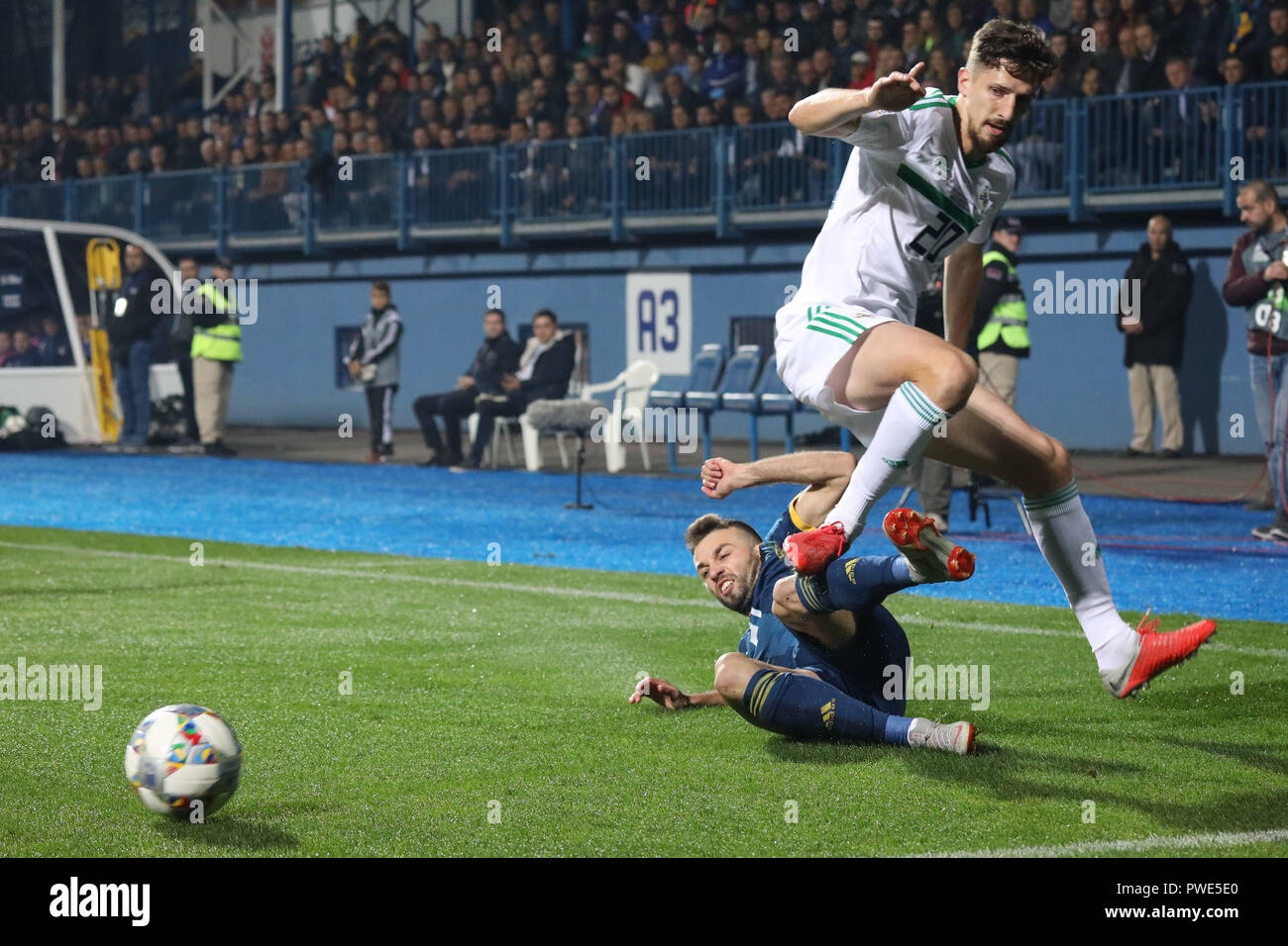 Sarajevo, Bosnie-Herzégovine. 15 Oct, 2018. Elvis Saric (vers le bas) de la Bosnie-Herzégovine (BiH) rivalise avec Craig Cathcart de l'Irlande du Nord au cours de l'UEFA Ligue des Nations Unies Groupe B 3 match à Sarajevo, Bosnie-Herzégovine, le 15 octobre 2018. La BiH a gagné 2-0. Credit : Haris Memija/Xinhua/Alamy Live News Banque D'Images