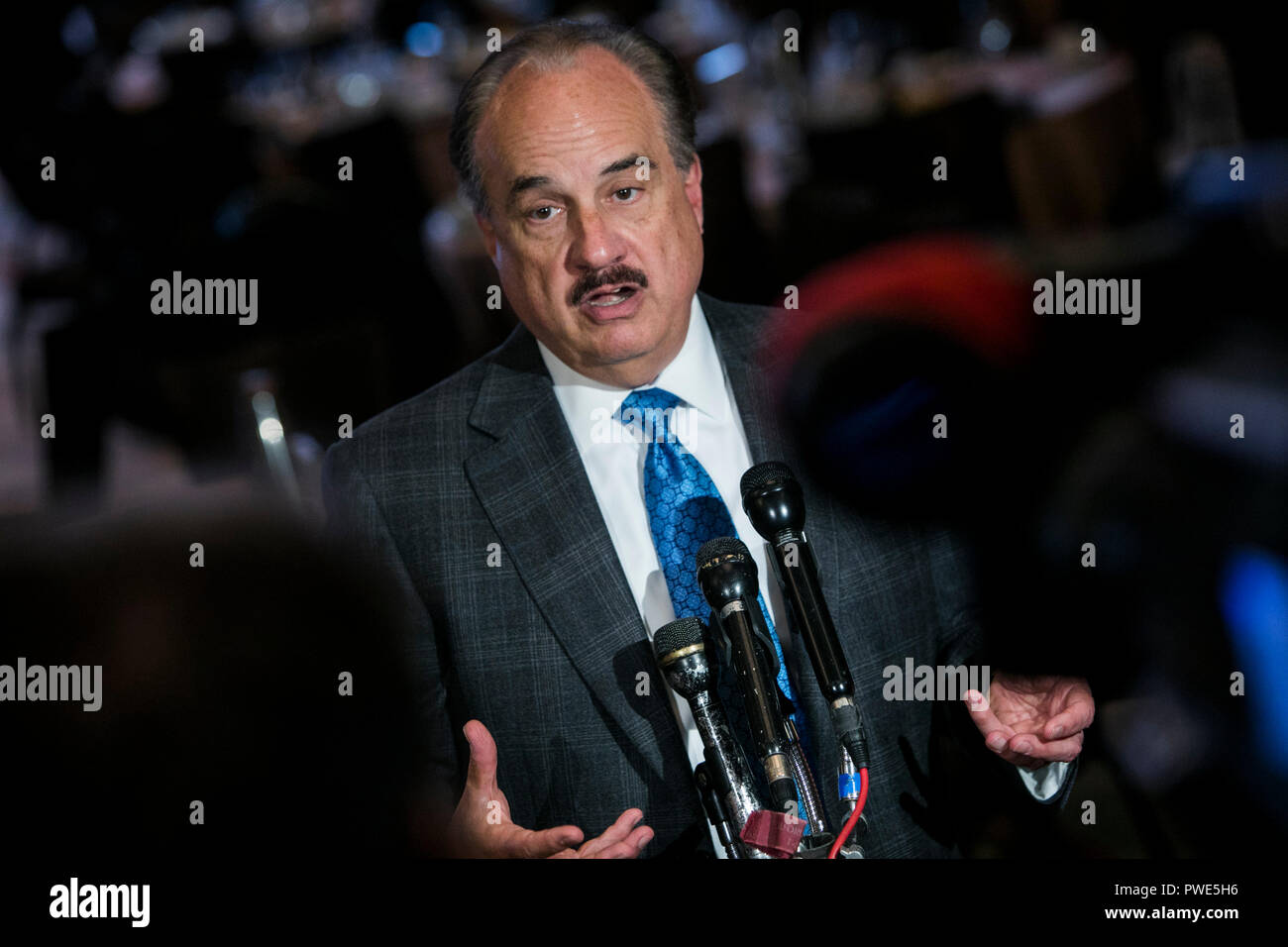 Washington DC, USA. 15 octobre 2018. Larry Merlo, président-directeur général de la santé, CVS participe à une entrevue au cours de l'Economic Club de Washington à Washington, D.C., l'événement, le 15 octobre 2018. Credit : Kristoffer Tripplaar/Alamy Live News Banque D'Images