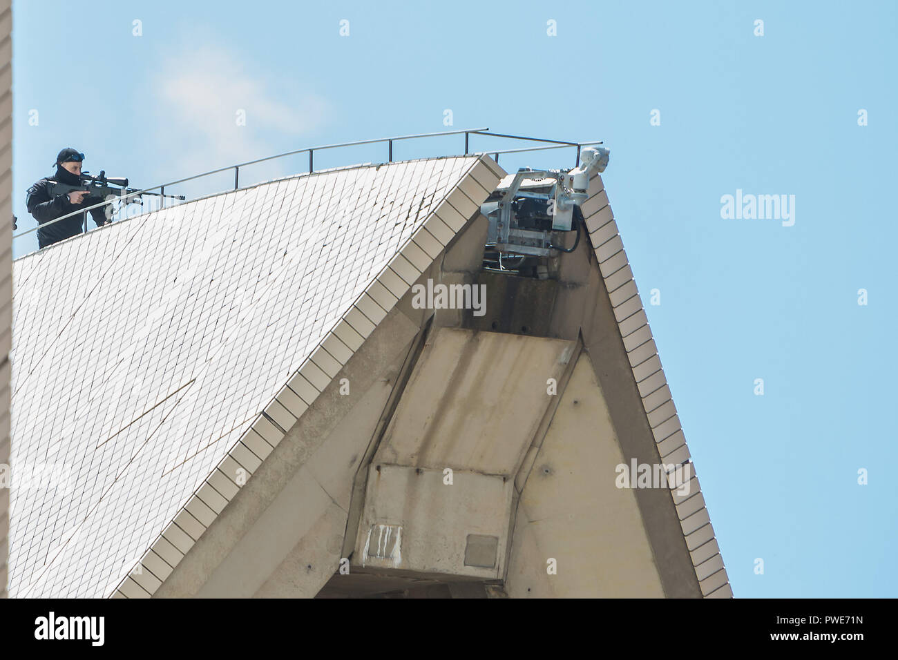 Sydney, Australie. 16 Oct 2018. Police sniper sur le toit de l'Opéra durant le prince Harry et Meghan Markle, la visite de Sydney. La paire royale regardé un Bangarra Dance Company répétition. Crédit : Paul Lovelace/Alamy Live News Banque D'Images