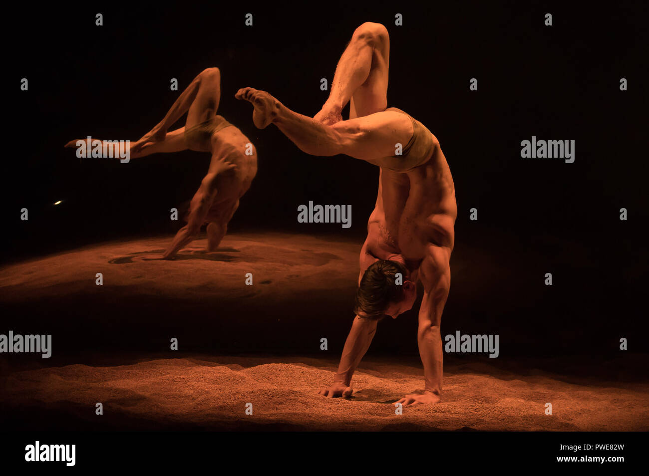 (181016) -- Budapest, 16 octobre 2018 (Xinhua) -- Les membres de la compagnie de cirque nouveau Recirquel effectuer pendant la répétition générale de leur nouveau spectacle mon Land a présenté dans le cadre du Festival d'art contemporain de Budapest Café à Budapest, Hongrie le 15 octobre 2018. (Xinhua/Volgyi Attila) Banque D'Images (181016) -- Budapest, 16 octobre 2018 (Xinhua) -- Les membres de la compagnie de cirque nouveau Recirquel effectuer pendant la répétition générale de leur nouveau spectacle mon Land a présenté dans le cadre du Festival d'art contemporain de Budapest Café à Budapest, Hongrie le 15 octobre 2018. (Xinhua/Volgyi Attila) Banque D'Images