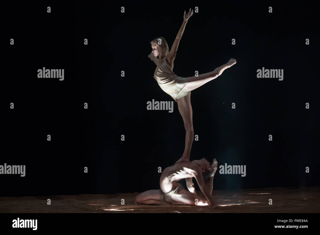 (181016) -- Budapest, 16 octobre 2018 (Xinhua) -- Les membres de la compagnie de cirque nouveau Recirquel effectuer pendant la répétition générale de leur nouveau spectacle mon Land a présenté dans le cadre du Festival d'art contemporain de Budapest Café à Budapest, Hongrie le 15 octobre 2018. (Xinhua/Volgyi Attila) Banque D'Images (181016) -- Budapest, 16 octobre 2018 (Xinhua) -- Les membres de la compagnie de cirque nouveau Recirquel effectuer pendant la répétition générale de leur nouveau spectacle mon Land a présenté dans le cadre du Festival d'art contemporain de Budapest Café à Budapest, Hongrie le 15 octobre 2018. (Xinhua/Volgyi Attila) Banque D'Images