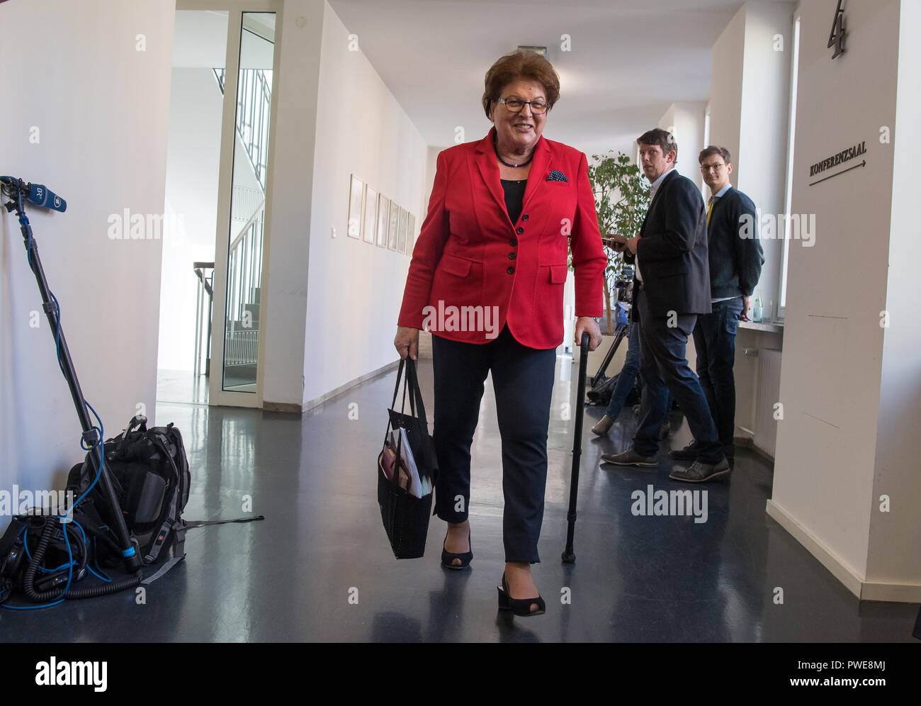 Munich, Bavière. 16 Oct, 2018. Barbara Stamm (CSU), président sortant du parlement de la Bavière, marche avec un bâton de marche à la réunion du parlement de l'état de la CSU faction. Crédit : Peter Kneffel/dpa/Alamy Live News Banque D'Images