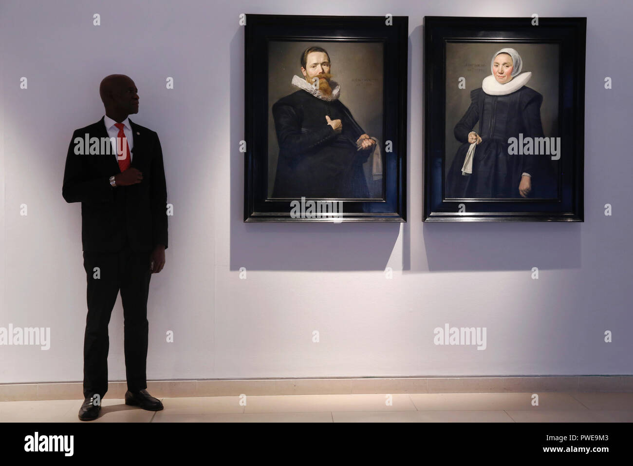 Londres, Royaume-Uni, 16 Oct 2018. Un employé de Christie's se trouve à côté de Dutch master works de Frans Hals 'Portrait d'un homme tenant une paire de gants' et ' Portrait de femme tenant un mouchoir' AuctionHouse chez Christie's à Londres, Royaume-Uni, le mardi 16 octobre, 2017. La paire devrait atteindre jusqu'à £12millions lorsqu'ils viennent de mettre aux enchères dans le cadre de l'Albada Jelgersma vente Collection au cours de Christie's Classic Week en décembre. Photographie : Crédit : Luke MacGregor/Alamy Live News Banque D'Images
