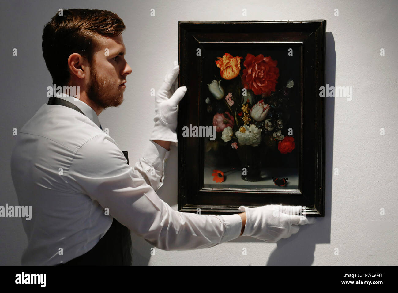 Londres, Royaume-Uni, 16 Oct 2018. Christie's manutentionnaire ajuste Dutch master, Ambrosius Bosschaert l'ancien 'les œuvres de fleurs dans un verre sur une pierre berkemeier ledge' AuctionHouse chez Christie's à Londres, Royaume-Uni, le mardi 16 octobre, 2017. La pièce devrait atteindre jusqu'à £1.2Million quand est s'agit d'enchères dans le cadre de l'Albada Jelgersma vente Collection au cours de Christie's Classic Week en décembre. Photographie : Crédit : Luke MacGregor/Alamy Live News Banque D'Images