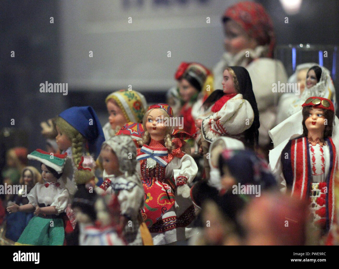 16 octobre 2018, l'Autriche, Vienne : nombreux costumes traditionnels des  poupées au foulard sont en exposition dans l'exposition 'Veillt, dévoile !  Le foulard' sur l'histoire culturelle du foulard dans le musée du