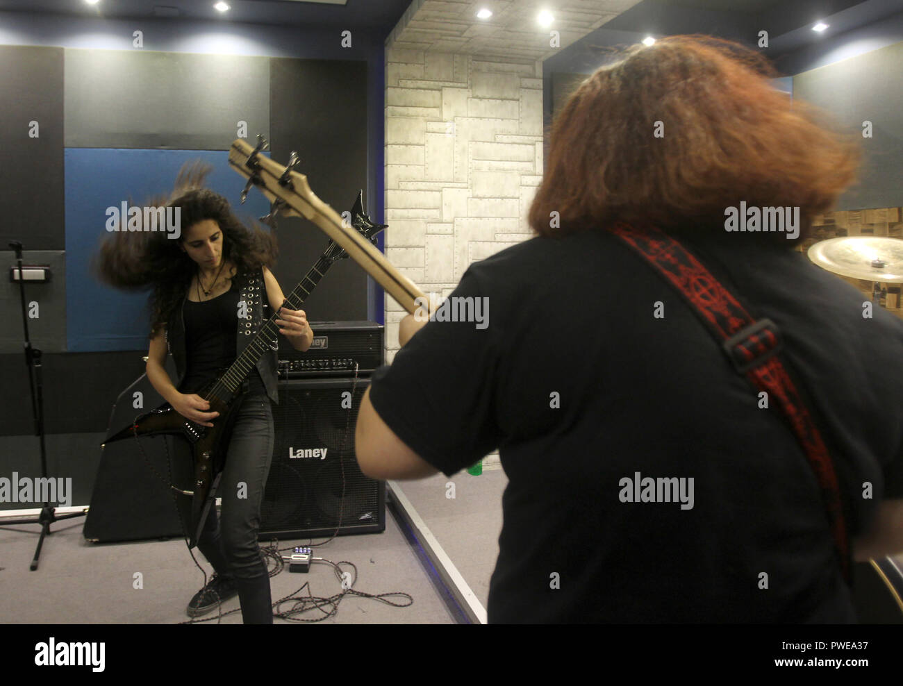 Antélias, Liban. 26 Sep, 2018. Lilas Mayassi (L), guitariste rythmique de tous les Libanais et les femmes Le groupe de heavy metal "esclaves à des sirènes et le bassiste Alma Doumiani répéter avec leurs membres de la bande. Credit : Marwan Naamani/afp/Alamy Live News Banque D'Images
