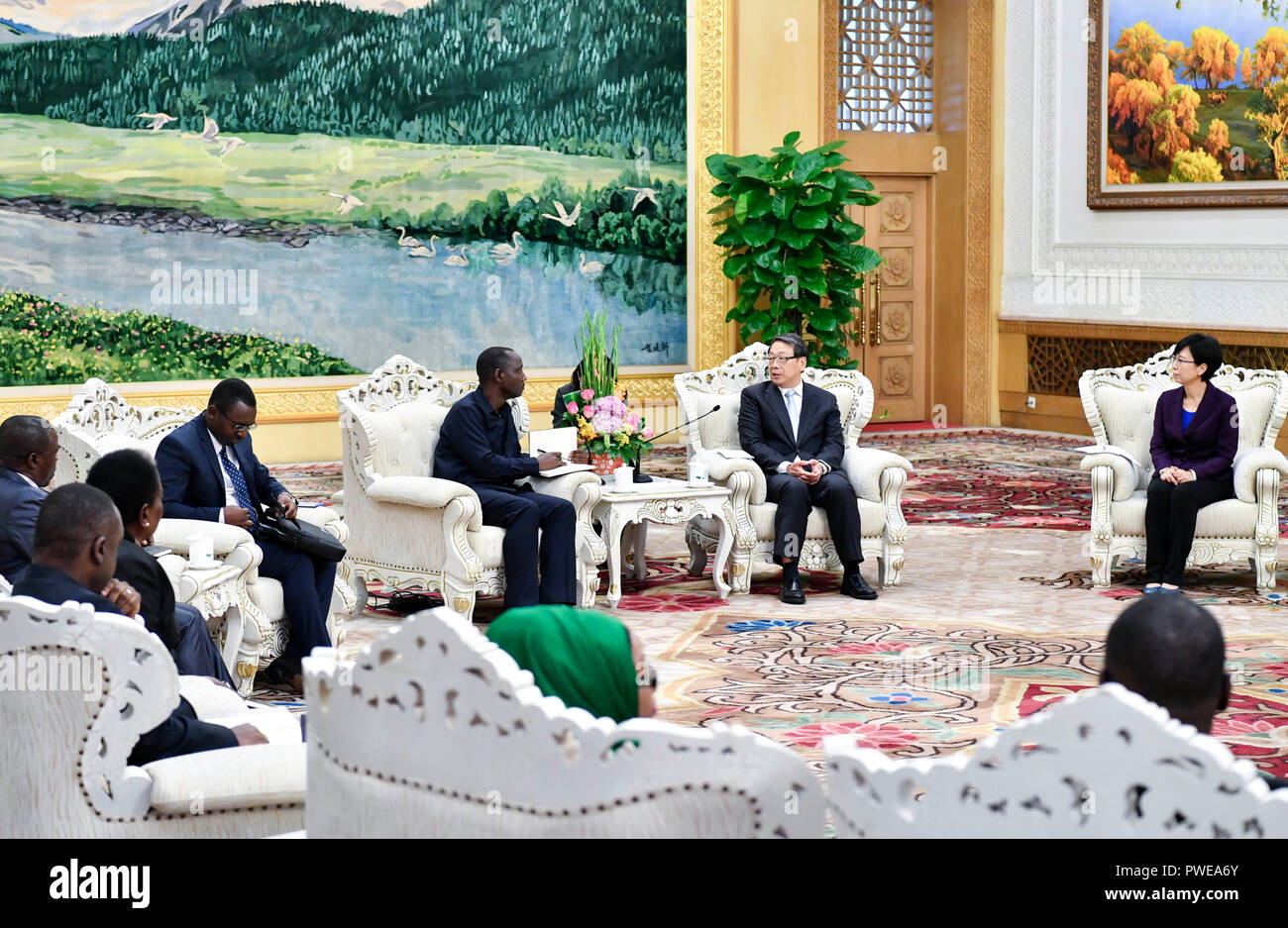 Beijing, Chine. 16 Oct, 2018. Chen Xi, membre du Bureau politique du Parti communiste chinois (PCC) Comité Central et chef du Comité central du PCC Département Organisation, rencontre avec Bashiru Ally, secrétaire général du parti au pouvoir Chama Cha Mapinduzi (CCM), qui est à la tête d'une délégation du Comité national de direction, séminaire à Pékin, capitale de la Chine, le 16 octobre 2018. Credit : Yin Bogu/Xinhua/Alamy Live News Banque D'Images