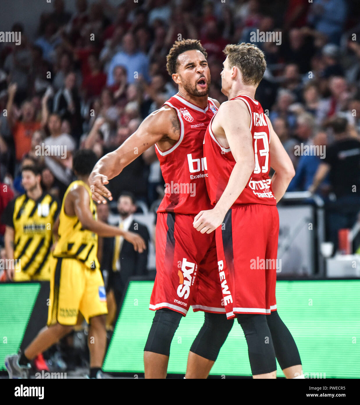 Allemagne, Bamberg, Brose Arena - 15. 2018 oct - BBL, Basketball, 1.Bundesliga - Brose Bamberg vs. MHP RIESEN Ludwigsburg - image_ (de L à R) Elias Harris (Brose Bamberg, #20) et Patrick Heckmann (Brose Bamberg, #33) poitrine-bosse après que Heckmann frappe un 3-pointeur pour sceller la victoire. Foto: Ryan Evans crédit: Ryan Evans/Alay Live News Banque D'Images
