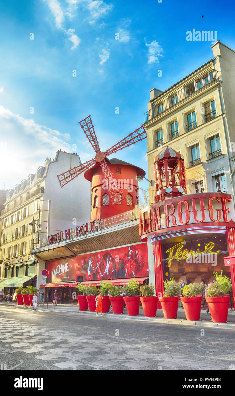 Paris, France - 22 août 2018 : Moulin Rouge, Paris - HDR vue depuis le Boulevard de Clichy. Banque D'Images