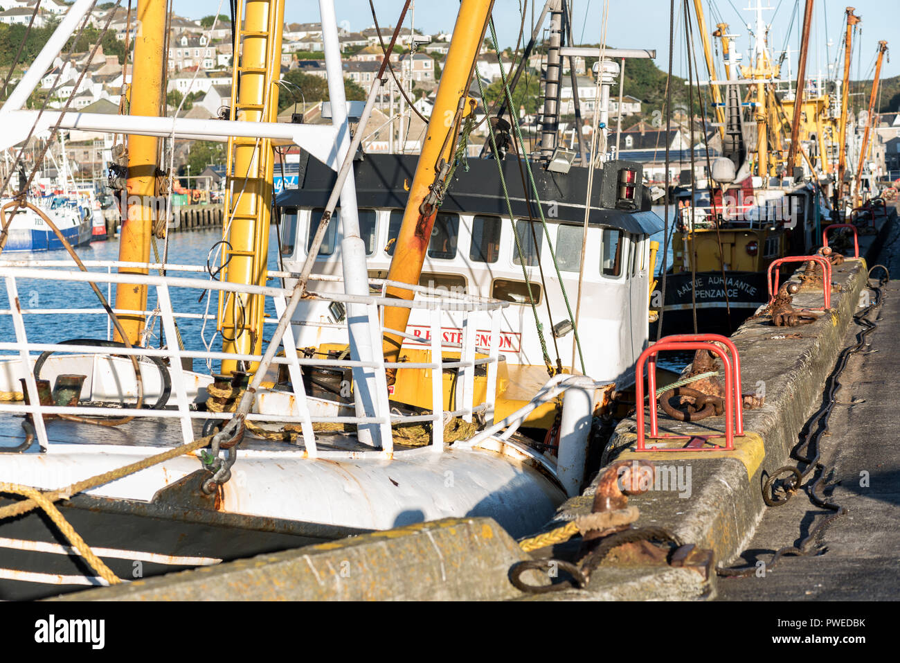 Caisses de poisson du port de Newlyn UK Banque D'Images