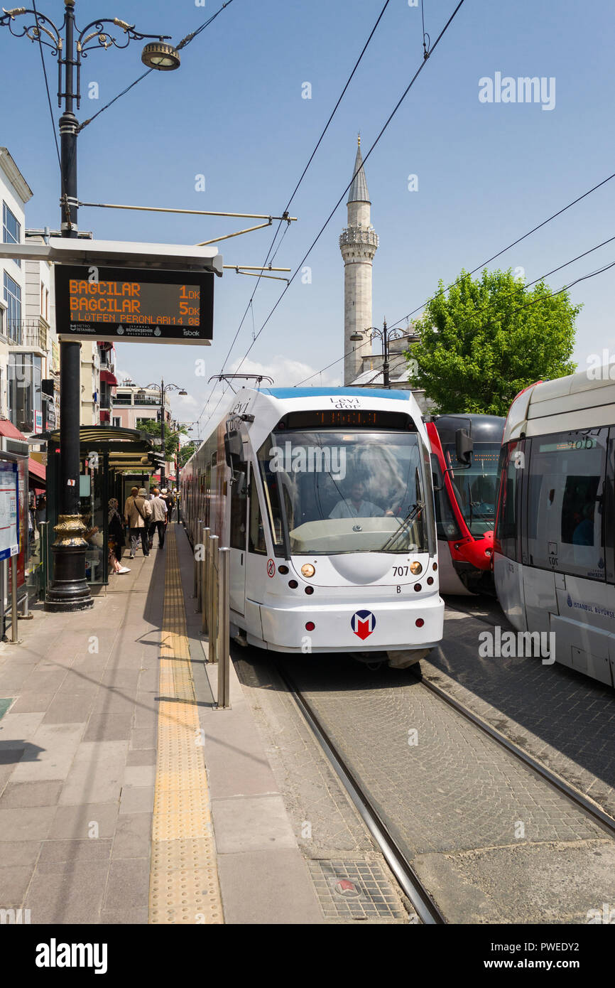 La station de tramway Sultanahmet avec tramway à plate-forme que les gens à pied passé, Istanbul, Turquie Banque D'Images