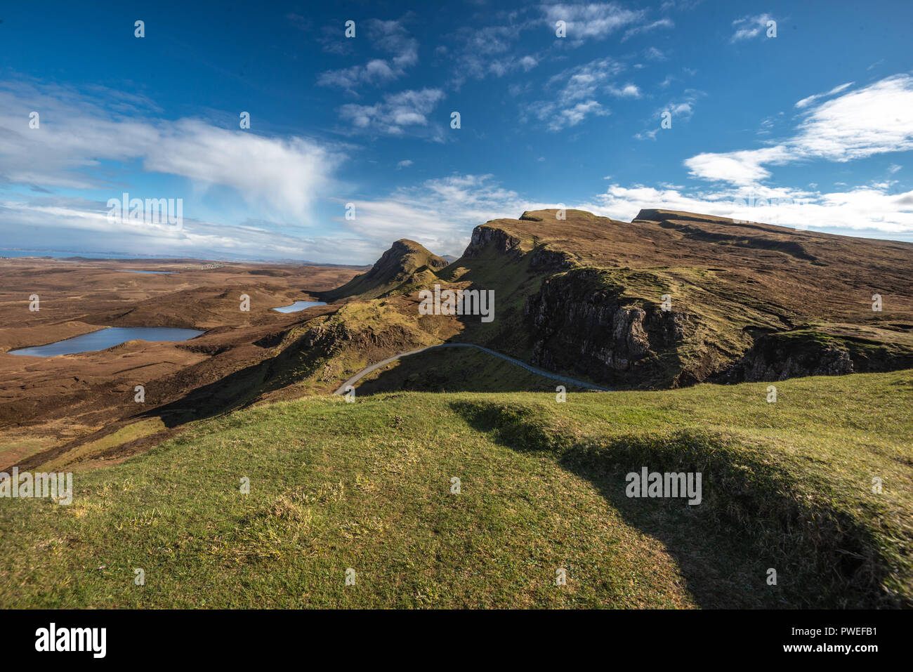 Scenic Route à travers le Quiraing, Trotternish Ridge, Isle of Skye, Scotland, UK Banque D'Images