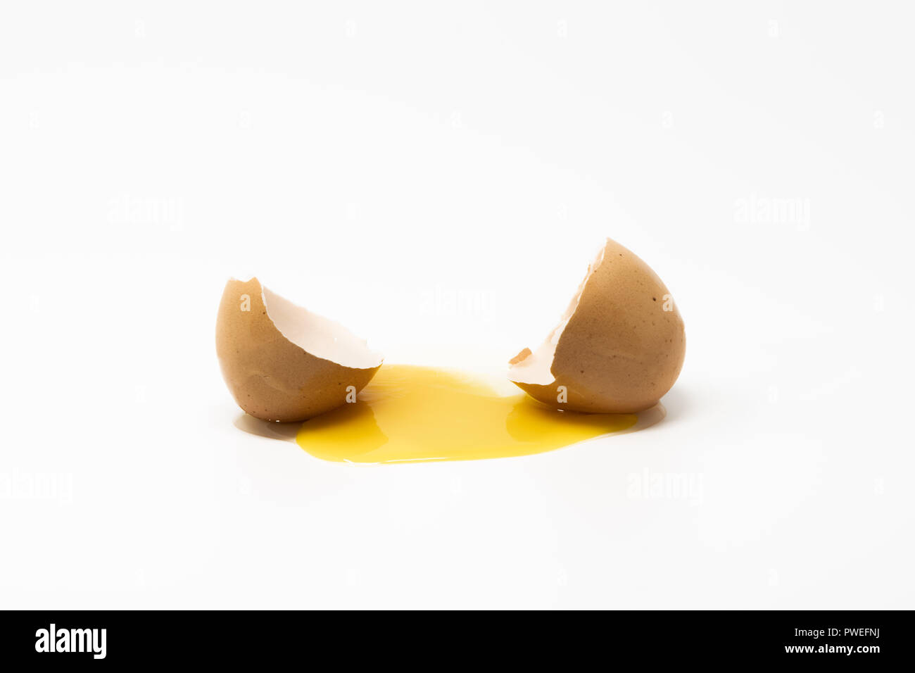 Œufs biologiques brun fissuré dans la moitié, de vitellus. Banque D'Images