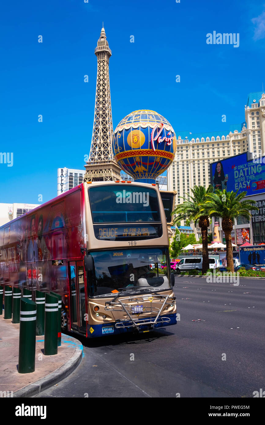 Le service d'autobus du diable s'arrêtant à l'hôtel Paris Las Vegas Resort sur Las Vegas Boulevard, the strip, Las Vegas, Nevada Banque D'Images