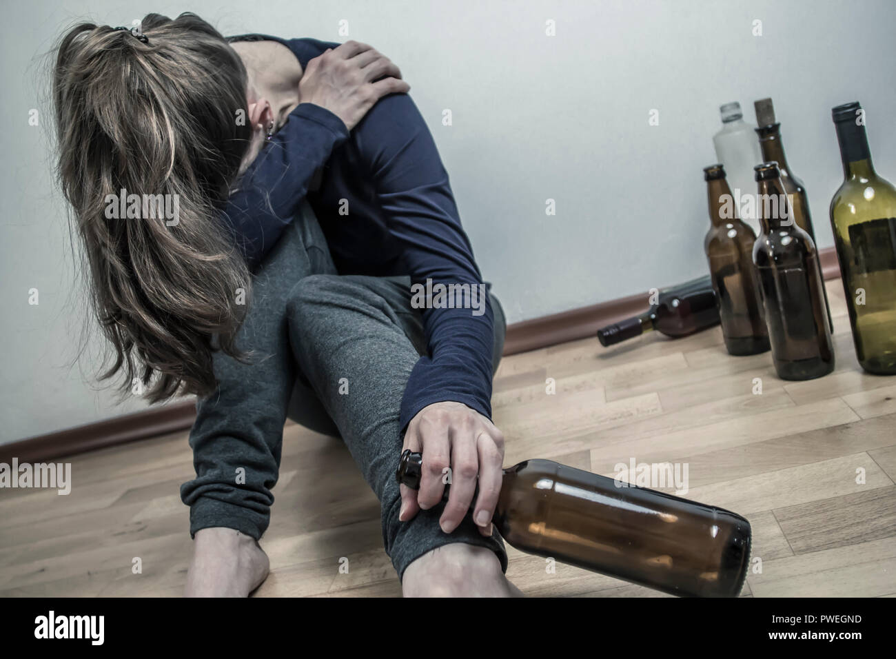 Une femme ivre avec une bouteille de vin. Fille dépressive. Les alcooliques Photo Stock Alamy