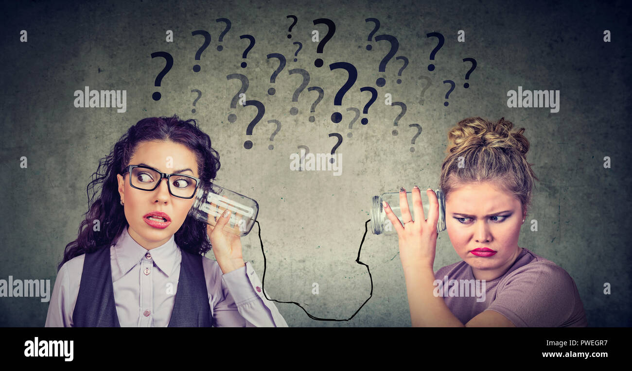 Deux Droles De Femmes Ayant La Communication En Difficulte Photo Stock Alamy Deux Droles De Femmes Ayant La Communication En Difficulte Photo Stock Alamy