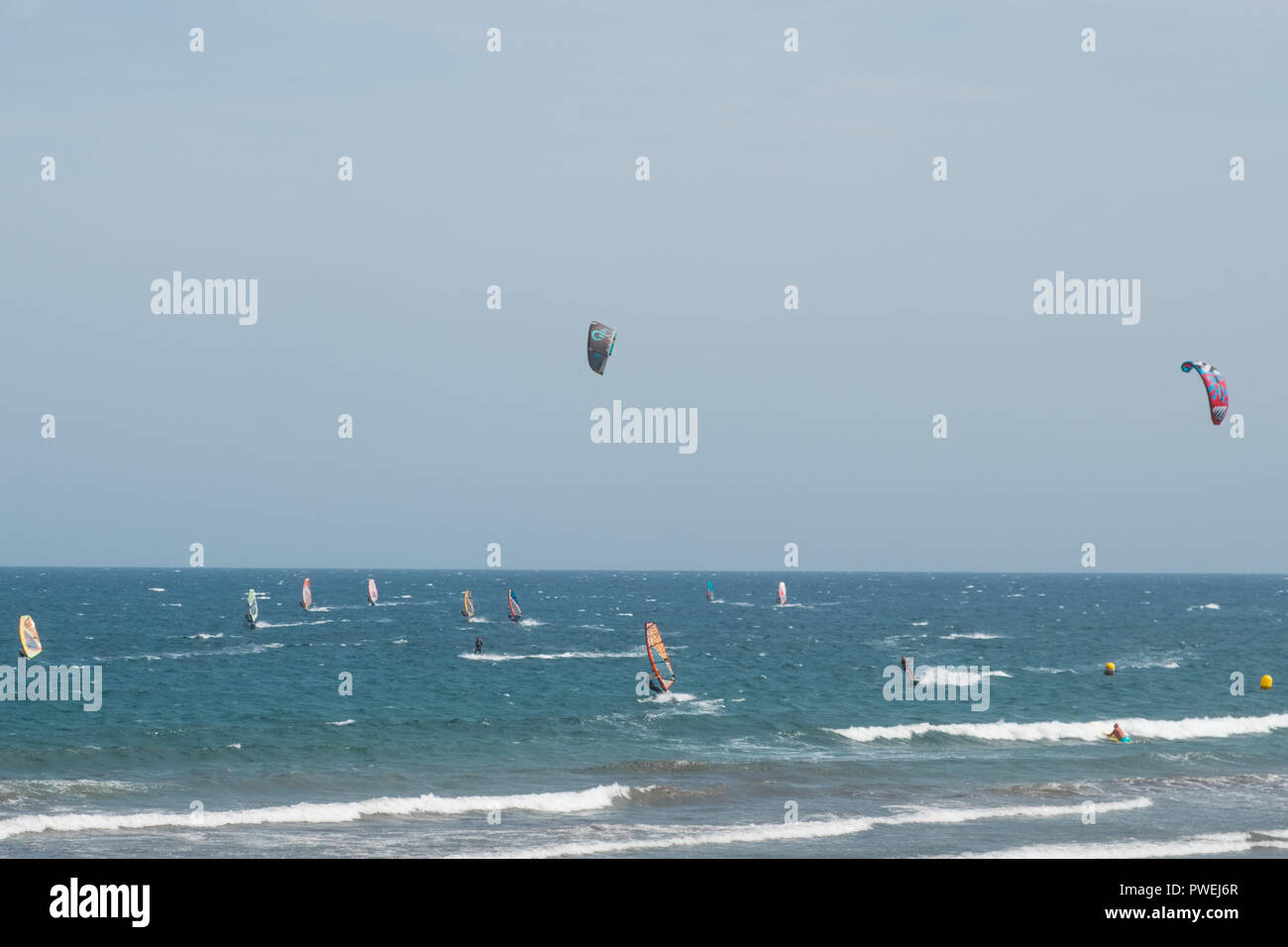 Beaucoup de planche à voile et kite boarder sur ocean - Banque D'Images