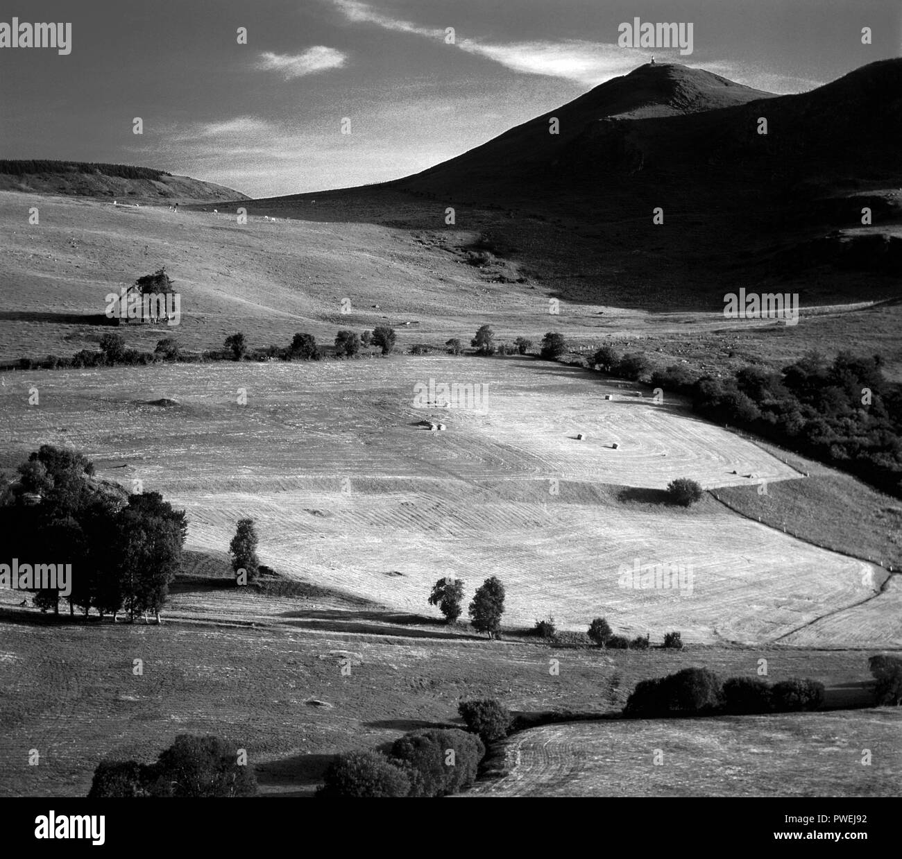 Montagnes et collines paysage du Cezallier Auvergne, Rhone Alpes, France Banque D'Images