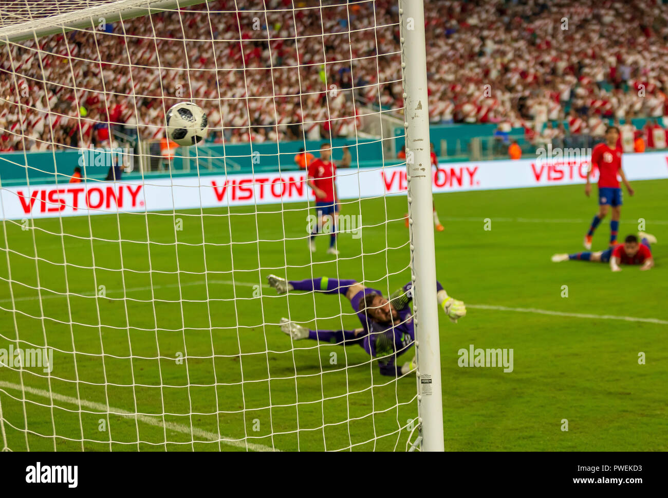Miami, en Floride. 12 octobre, 2018. Gardien de chili Fernando de Paul, au cours de la Chili contre le Pérou au Hard Rock Stadium de Miami. Oct 12, 2018. Le Pérou a gagné 3-0 Banque D'Images