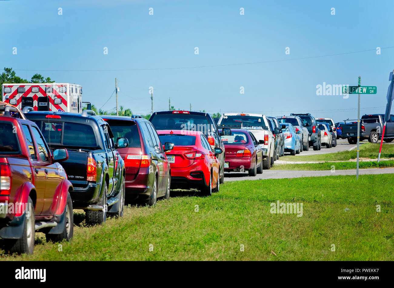 Ligne de voitures en dehors de Tom Pouce # 155 station d'essence après l'ouragan Michael, le 12 octobre 2018, à Panama City, en Floride. Banque D'Images