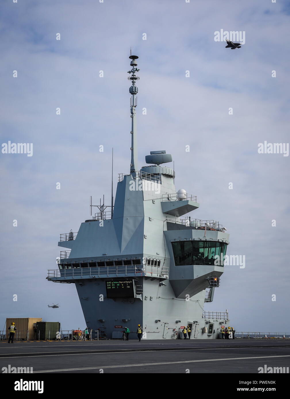 181006-N-N0101-225 OCÉAN ATLANTIQUE NORD (oct. 6, 2018) Un F-35B Lightning II attribué à l'F-35 de la Force d'essai intégré au Naval Air Station Patuxent River, Maryland, survole la Royal Navy porte-avions HMS Queen Elizabeth (R08). (U.S. Photo gracieuseté de la Marine La Marine royale/libérés) Banque D'Images